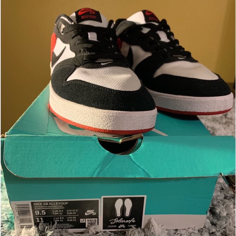 Nike SB Alleyoop, size 11 in women and 9.5 in Men.
